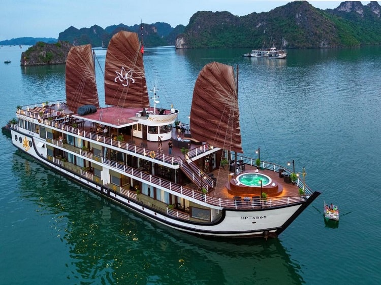 luxury cruise halong bay vietnam
